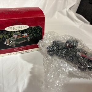 1998 Hallmark KeepSake Ornament 1937 Ford V-8 All American Trucks NOS